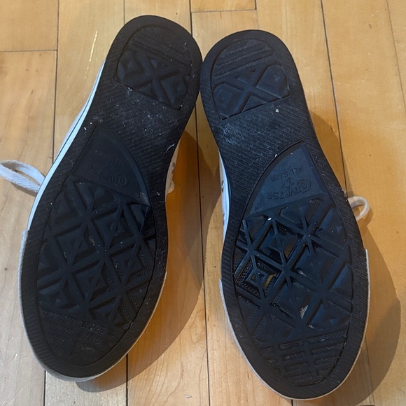 Stylish White Kids Converse All Star Sneakers with Red Accents girls size 4 - Picture 5 of 9